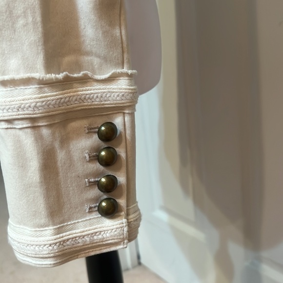 Absolutely gorgeous short fitted jacket. - Picture 4 of 8